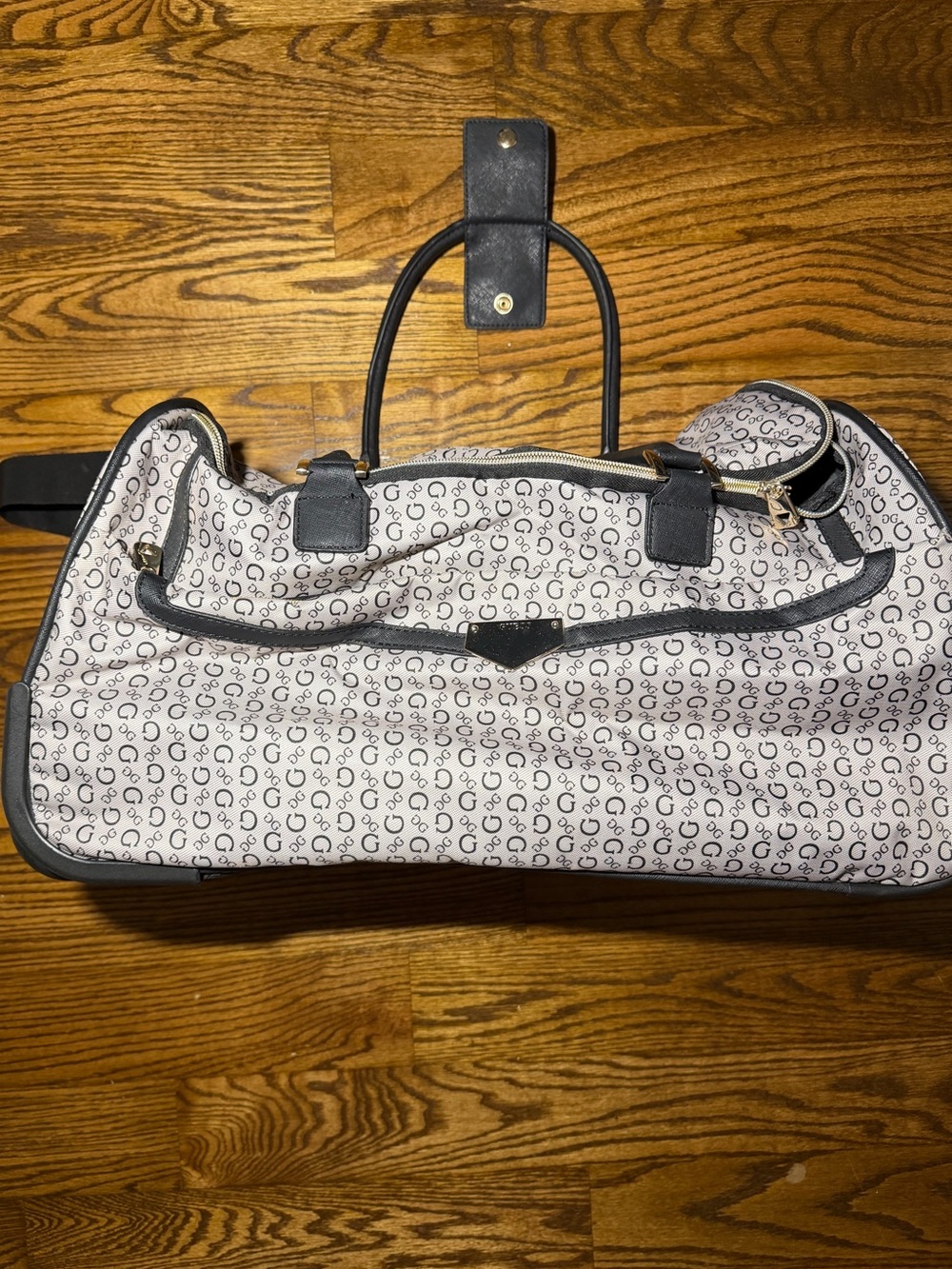 Guess Kenney Collecton Duffle Wheeled Travel Bag great condition Fast shipping